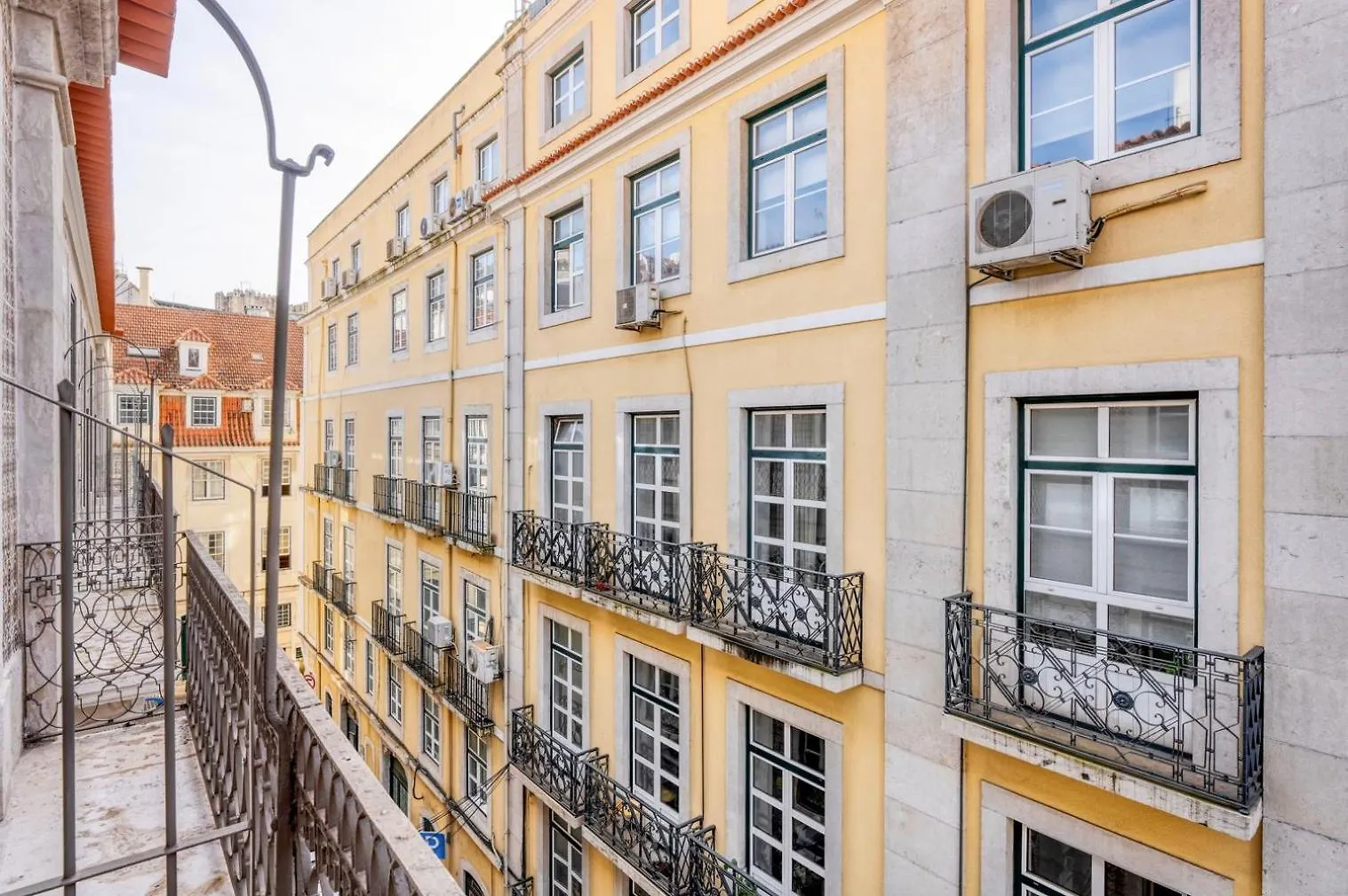 Rooms In Modern And Pleasant Shared Apartment, Santo Antonio Church In Lissabon